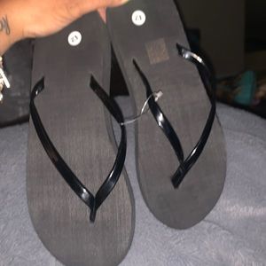 Never worn black flip flops. Size 8 in women